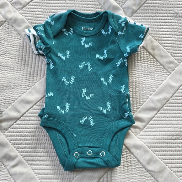 🔥5 FOR $25🔥NWOT 6 Pack Bundle Hanes Short Sleeve Onesies, 0-6M - Picture 4 of 14